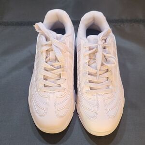BRAND NEW K-SWISS LACE UP CLOSURE WOMEN'S SNEAKER